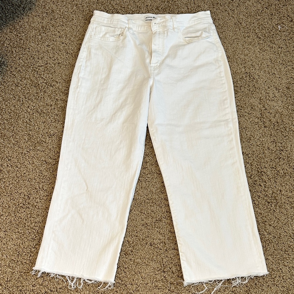 Elegant White Cropped Jeans with Frayed Hem